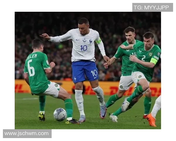 法国足球队佩戴项链球星的独特魅力与场上表现分析