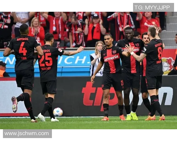 足球后卫能否打破传统成就球星地位的探讨与挑战 足球后卫能否打破传统成就球星地位的探讨与挑战