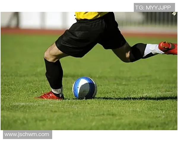 足球明星任意球卡通形象创意插画展现技艺与风采的完美结合