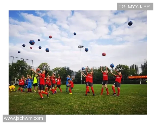 足球球星挑战小学生单挑谁能胜出引发网友热议